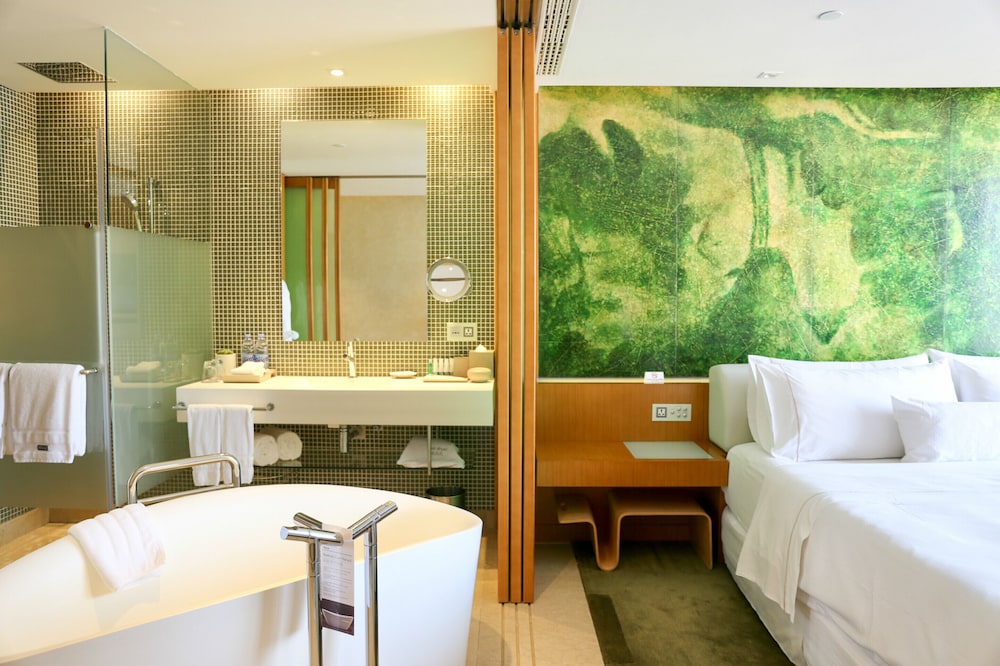 Club Room, 1 King Bed, City View - Photo 2