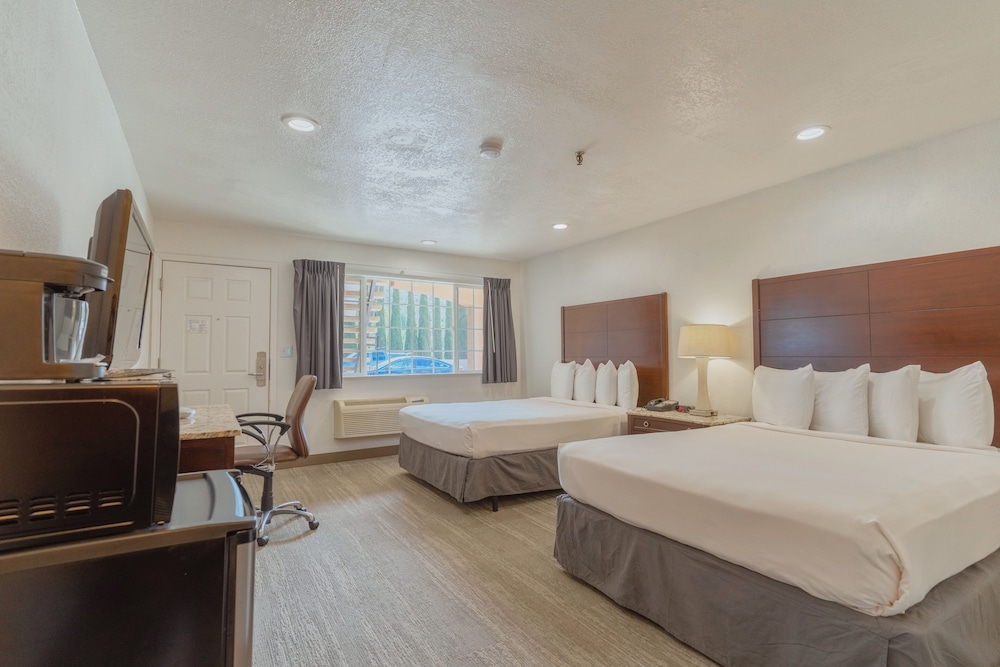 Accessible Double Queen Room photo 2