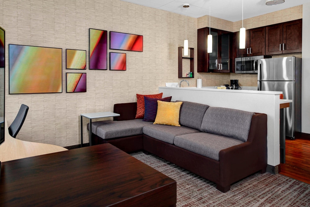Studio, 1 King Bed with Sofa bed (Mobility/Hearing Access, Roll-In Shwr) thumbnail 5