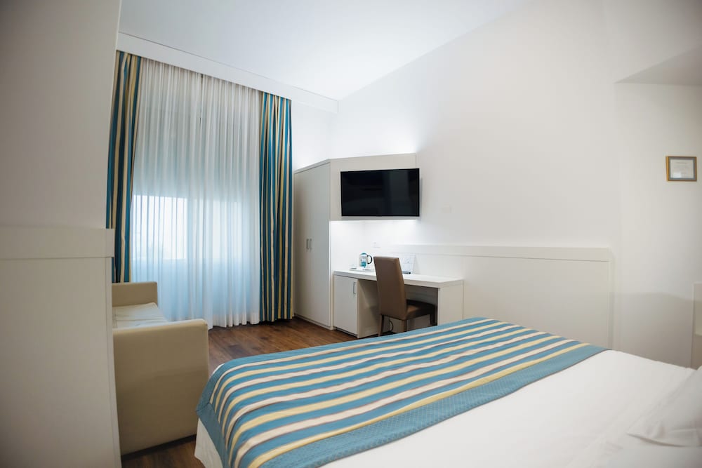 Superior Room, 1 Queen Bed, Non Smoking, Partial Sea View - Photo 2