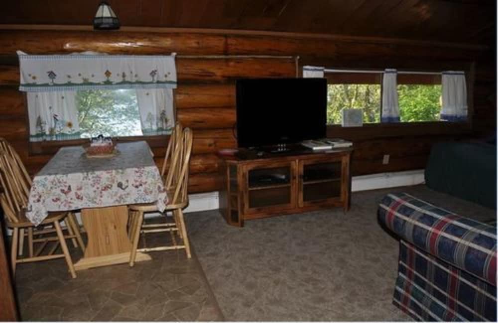 Oldtimer Log Cabin, Lakeside privacy, 1 bedroom, jetted tub, kitchen photo 1
