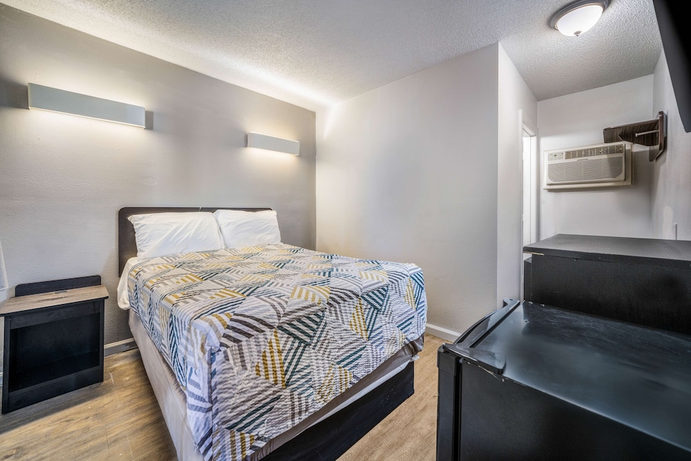 Standard Room, 1 Double Bed, Accessible, Non Smoking - Photo 1