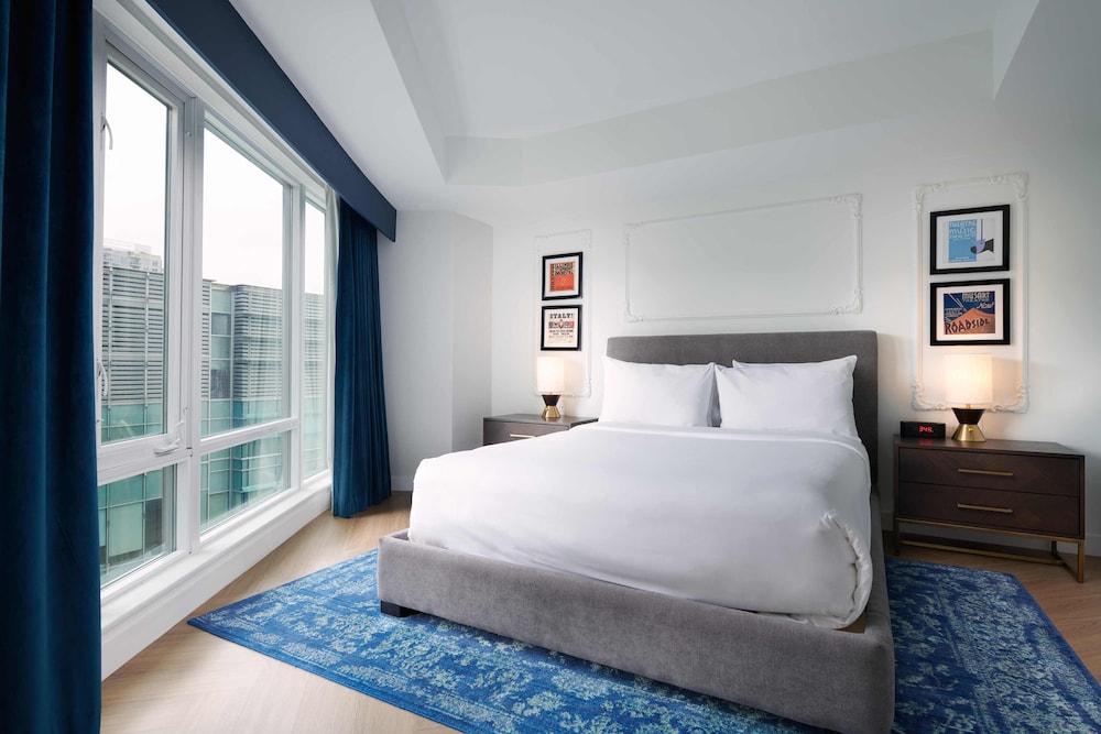 Deluxe Suite, 1 Queen Bed with Sofa bed - Photo 3