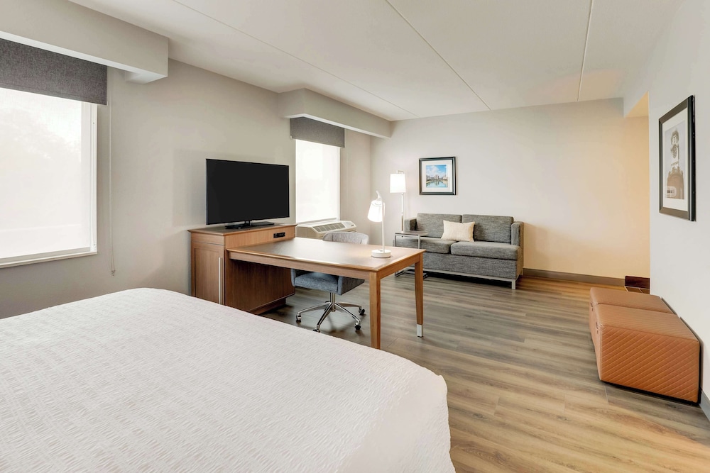 Studio, 1 King Bed, Refrigerator & Microwave (Wet bar) - Photo 3
