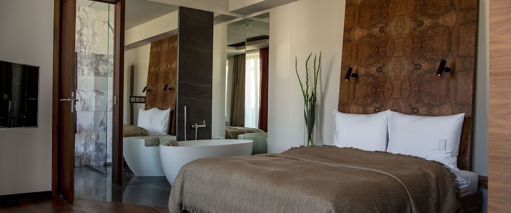 Suite, Balcony