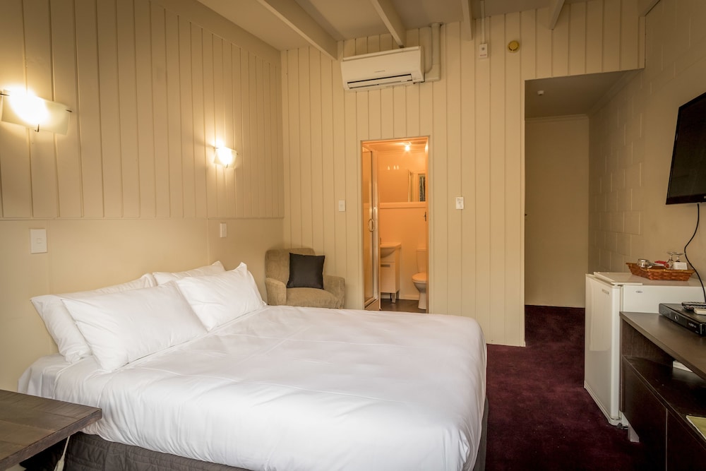 Basic Room, 1 Queen Bed photo 2