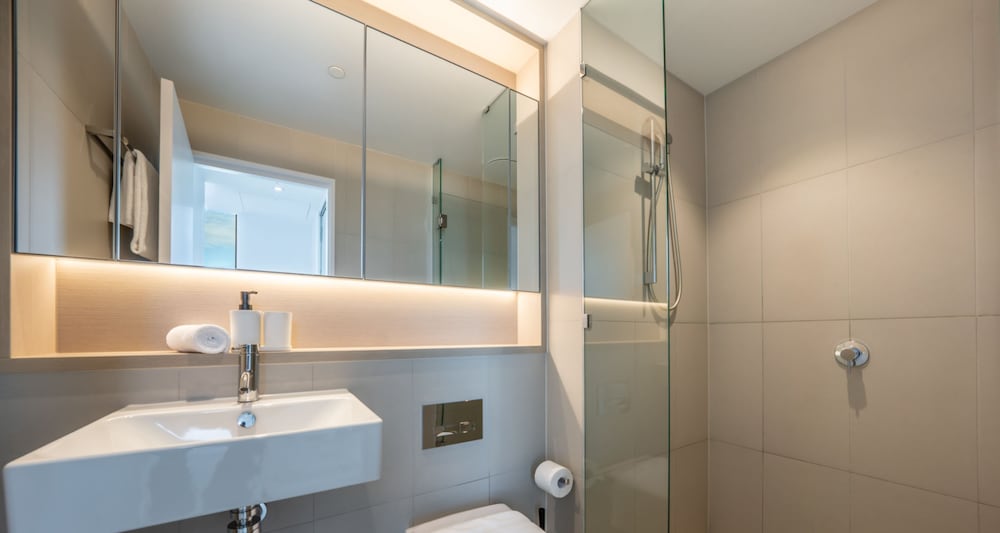 Two-Bedroom Two-Bathroom + Study Apartment with Harbour View - Photo 14