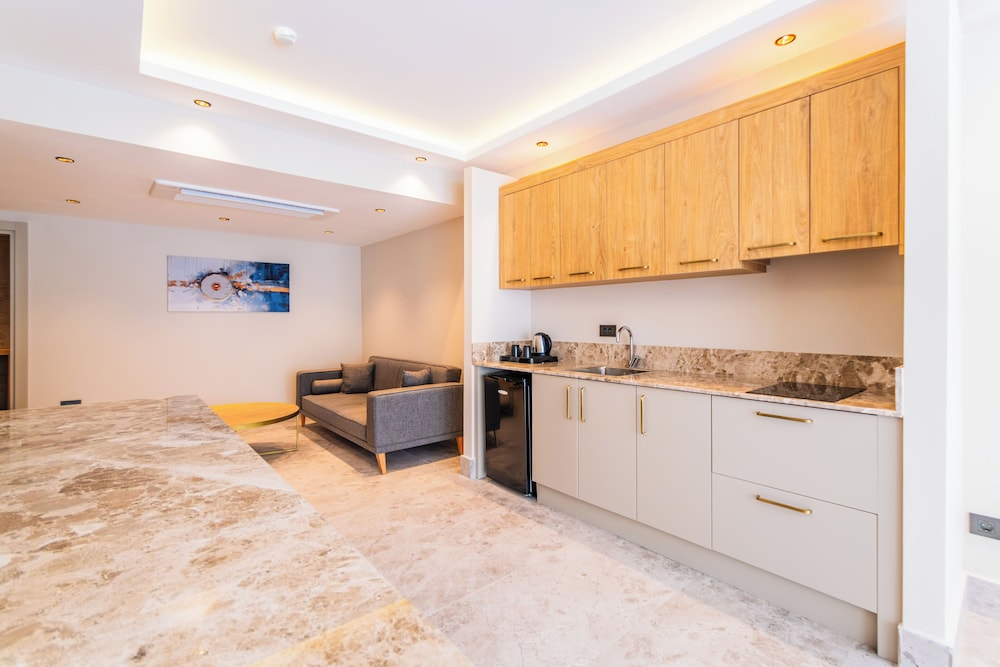 Duplex Swimup Suite - Photo 17