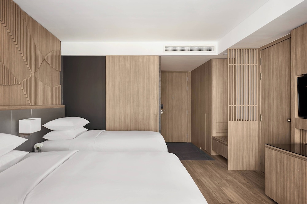 Room, 2 Double Beds - Photo 6