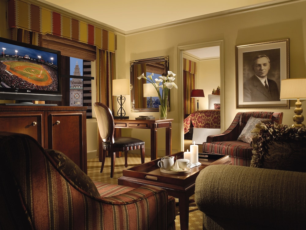 Suite, 1 King Bed thumbnail 5