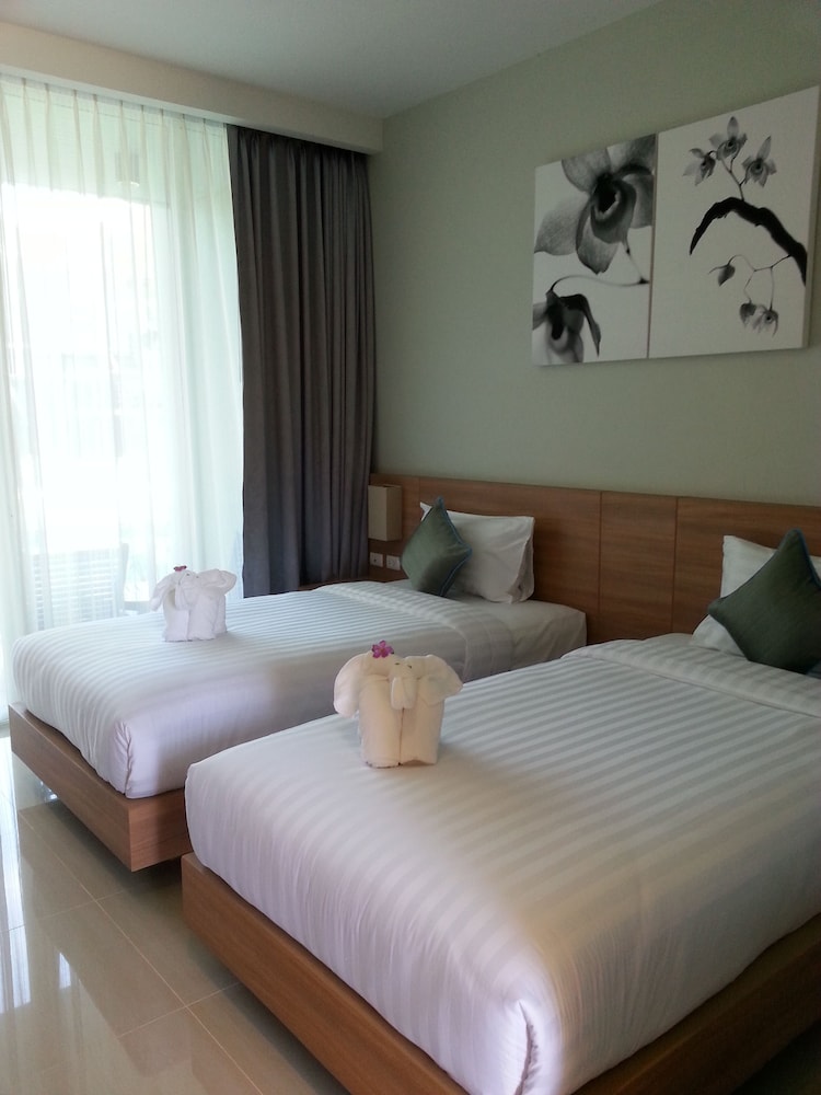 Deluxe Room, Pool Access photo 2