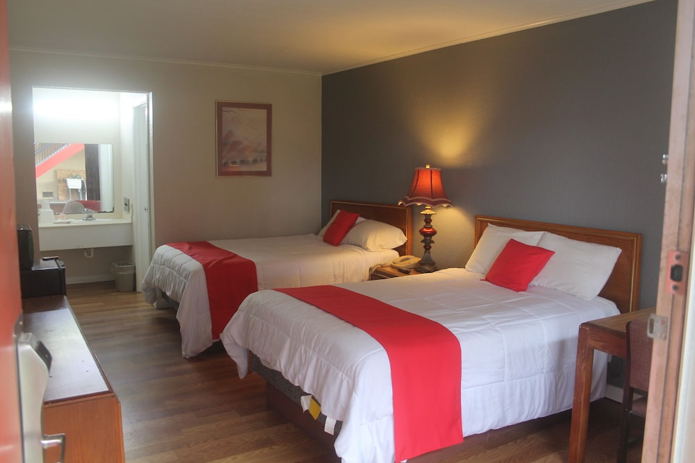 Basic Quadruple Room, 2 Double Beds - Smoking photo 1