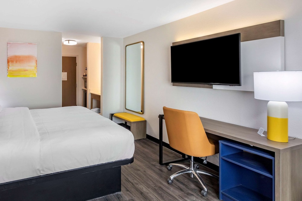 Standard Room, 1 King Bed, Non Smoking - Photo 2
