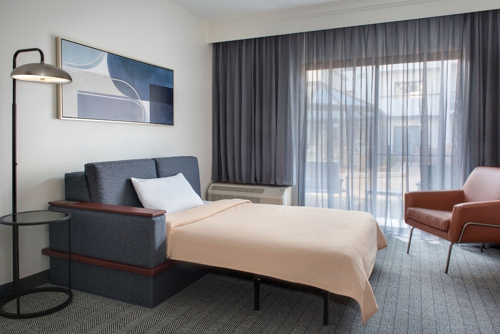 Suite, 1 Bedroom - Photo 1