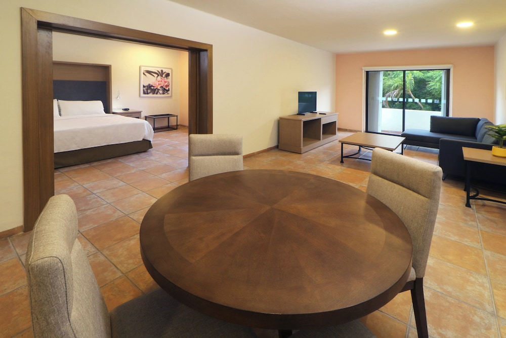 Suite, 1 Bedroom - Photo 8
