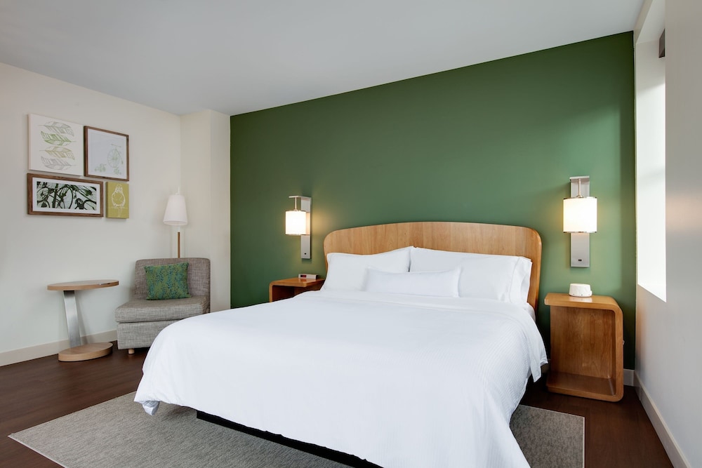 Studio, 1 King Bed with Sofa bed, City View (Mobility Accessible, Roll-in Shower) - Photo 4