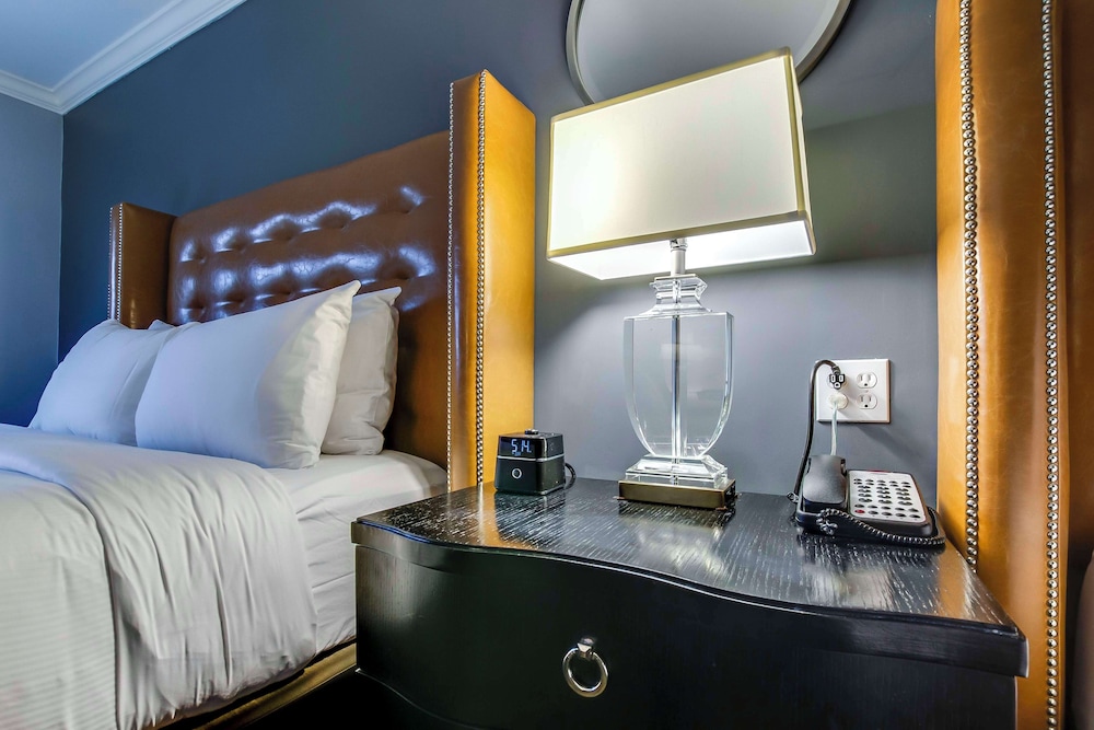 Suite, 2 Queen Beds (Yearling Studio)