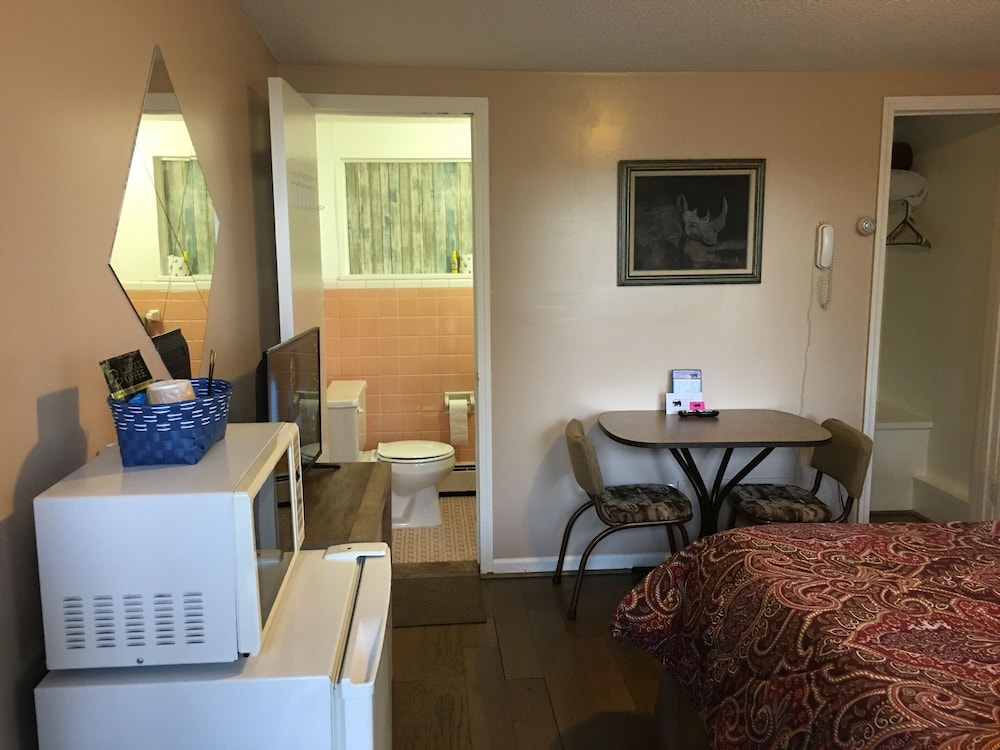 Classic Room, 1 Queen Bed, Refrigerator & Microwave, Lake View photo 3