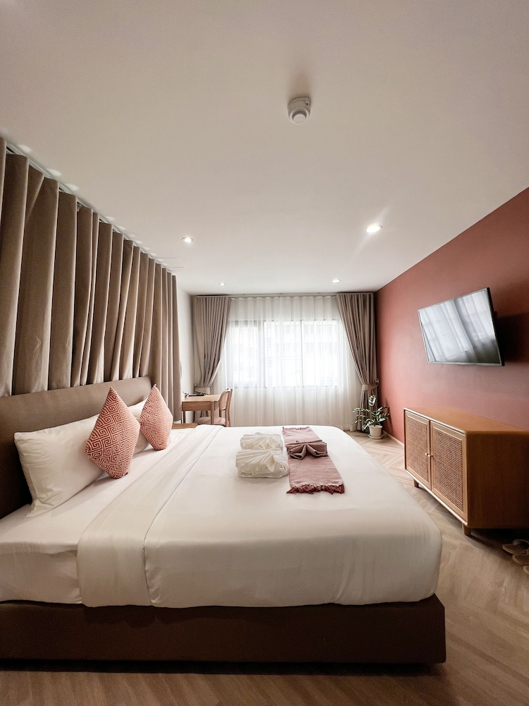 Deluxe Room, 1 King Bed, Non Smoking photo 1