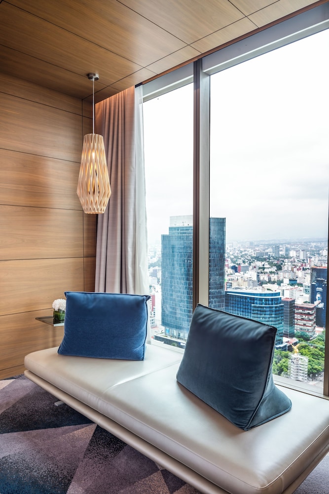 Superior Room, Business Lounge Access (Skyline View) thumbnail 5