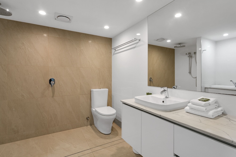 Deluxe Two Bedroom Two Bathroom Apartment photo 2