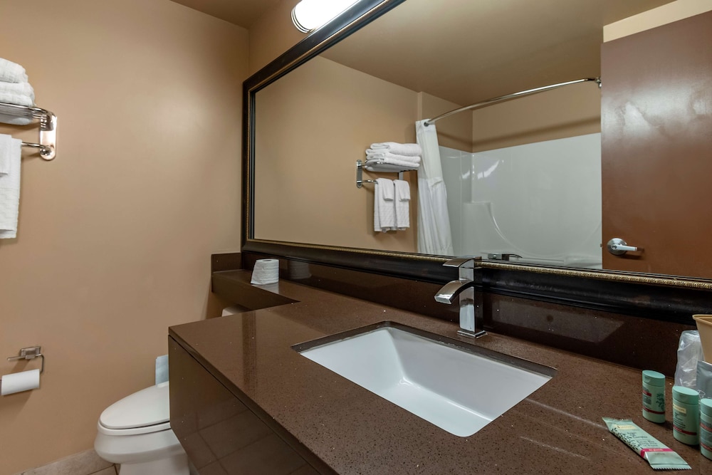 Suite, 2 Queen Beds, Non Smoking, Refrigerator & Microwave photo 3