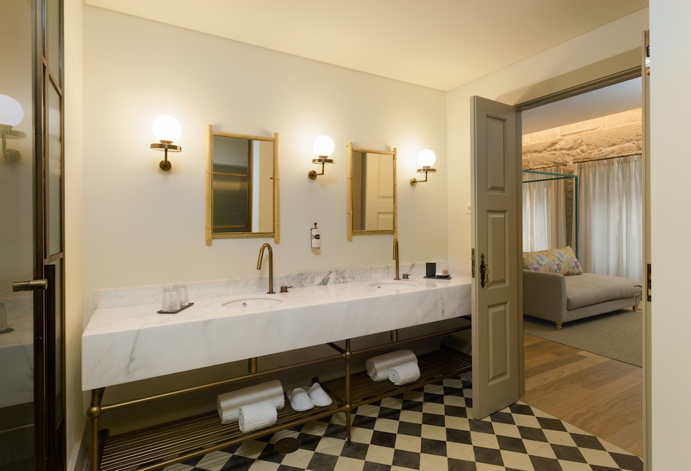 Suite Royal with Bathtub - Photo 6