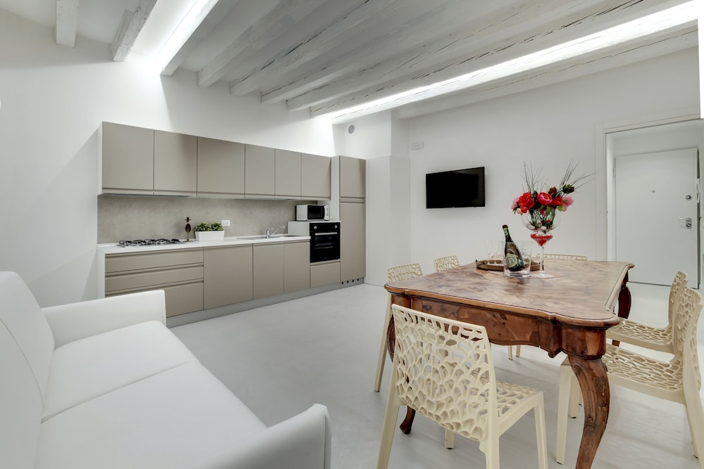 Apartment photo 2