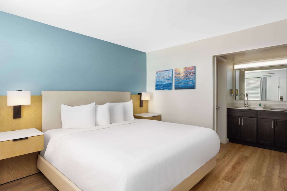 Deluxe Room, 1 King Bed with Sofa bed, Non Smoking - Photo 3