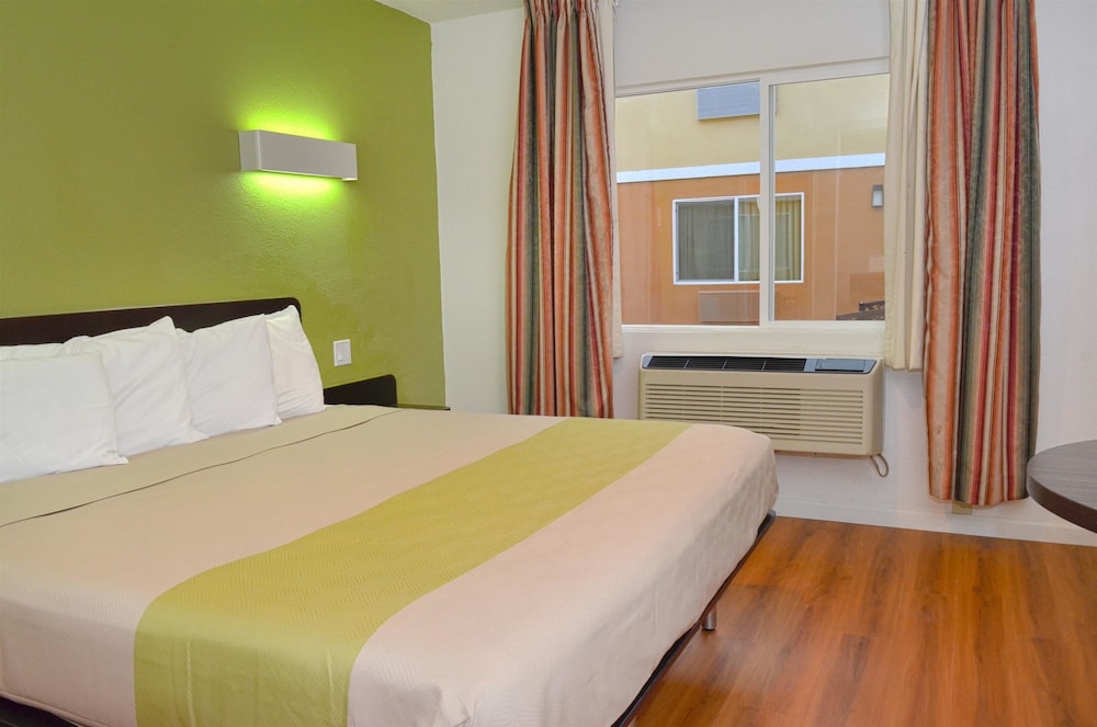 Deluxe Room, 1 King Bed, Non Smoking, Kitchenette photo 3