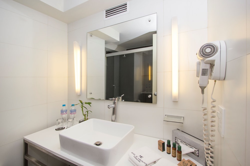 Basic Room, 2 Double Beds - Photo 17