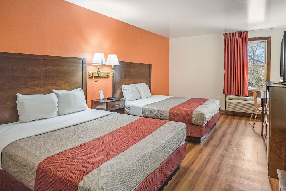 Deluxe Room, 2 Queen Beds, Non Smoking, Refrigerator & Microwave - Photo 4