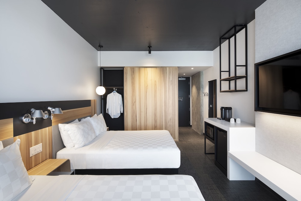 Classic Room, 2 Queen Beds, City View photo 3