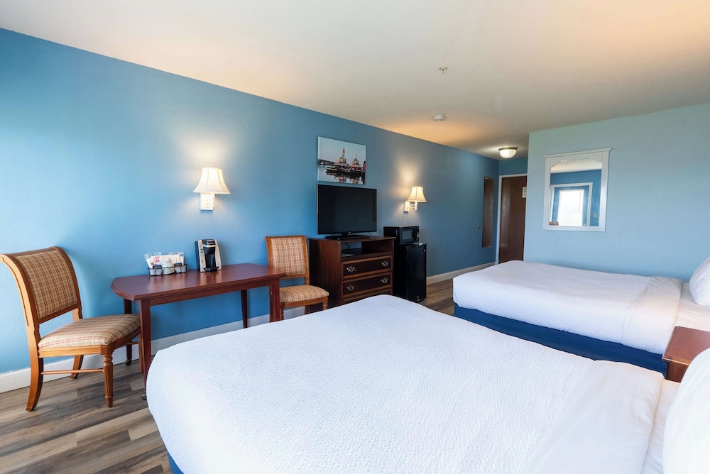 Standard Room, 2 Queen Beds, Bay View, Ground Floor - Photo 12