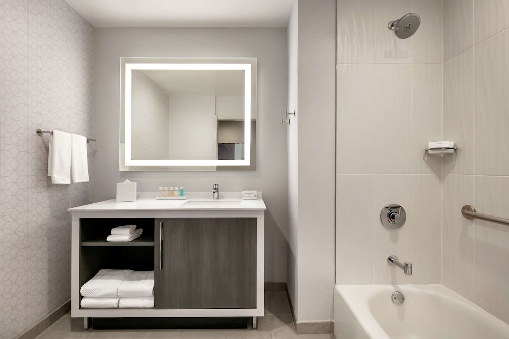Suite, 1 King Bed, Non Smoking - Photo 5