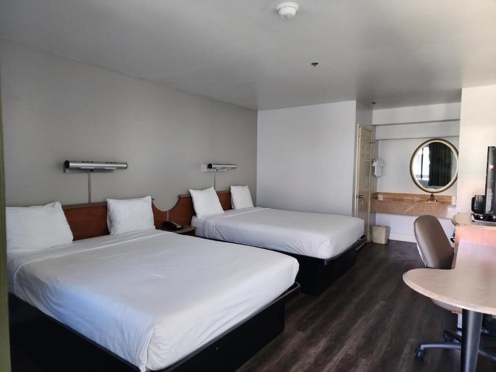 Standard Suite, 2 Queen Beds, Non Smoking - Photo 5