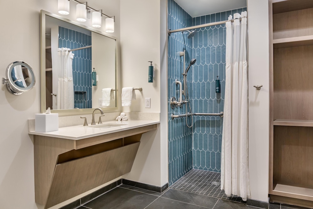 2 Bedroom 1 Kg 2 Qn Accessible Roll-in-shower