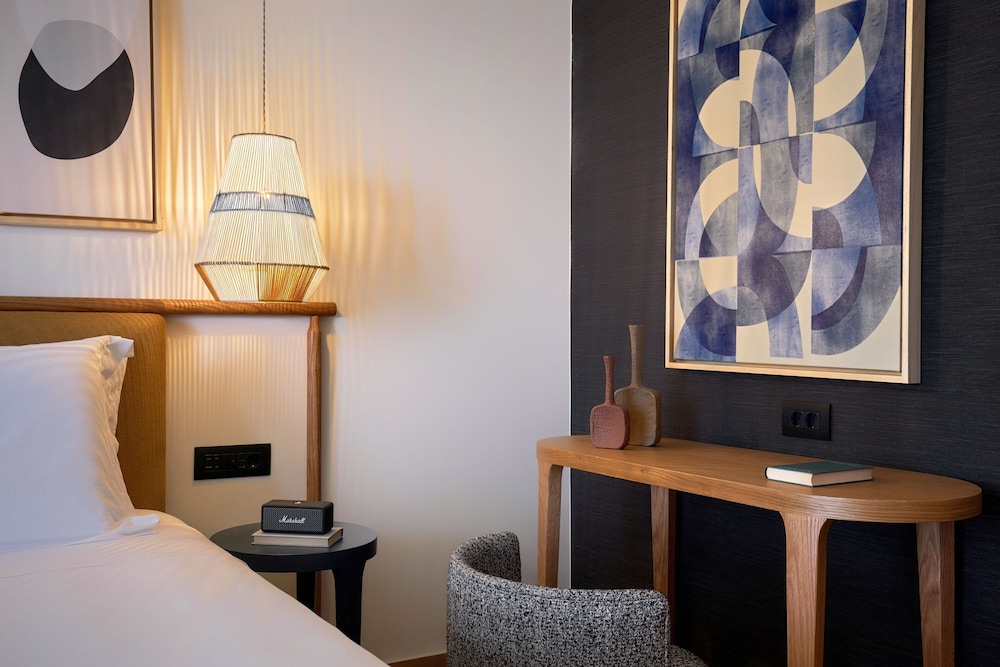Superior Room, 1 King Bed, Balcony, Sea View photo 1