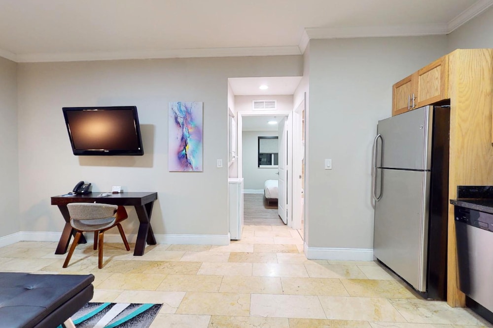 Deluxe Suite, 1 Bedroom, Kitchen - Photo 10