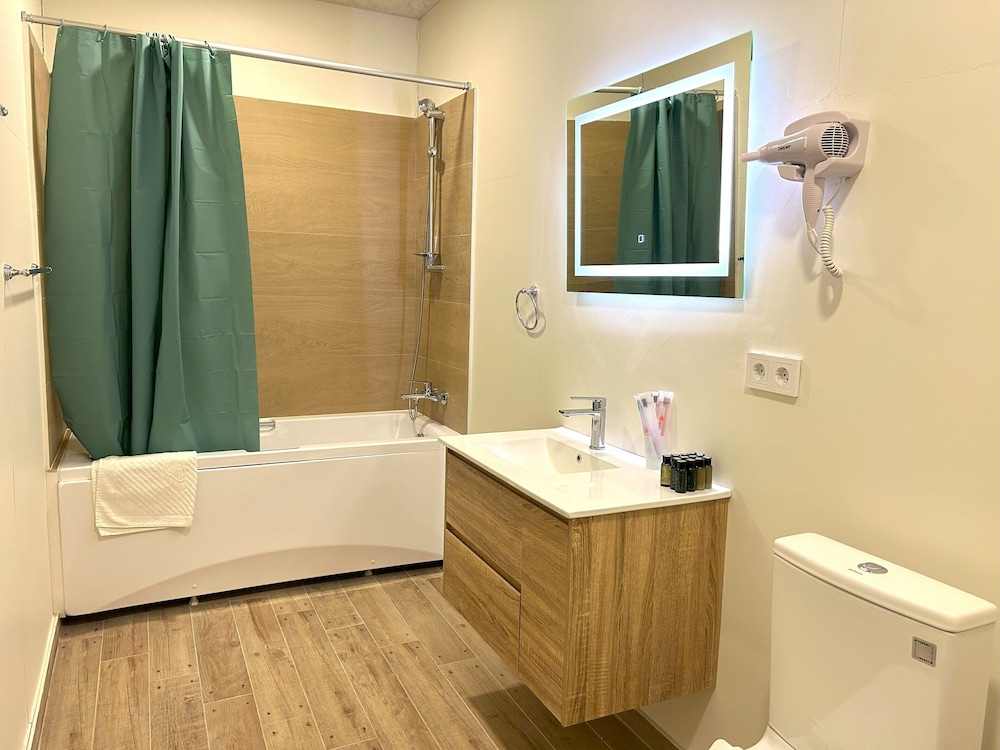 Family Quadruple Room, 2 Queen Beds, Balcony, River View photo 3
