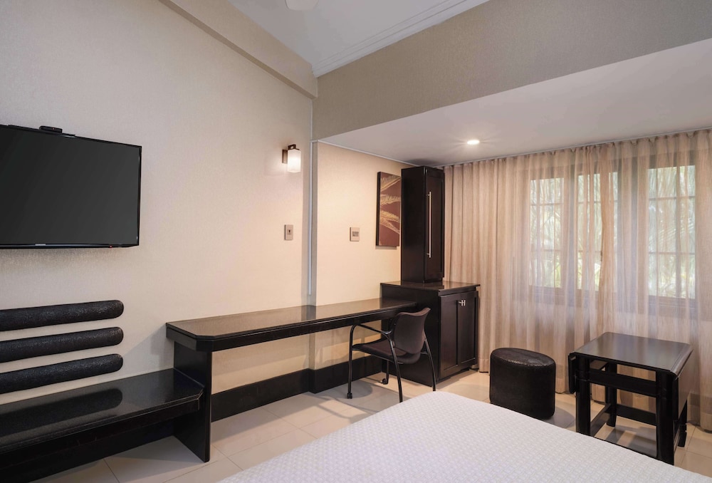 Standard Room, 1 King Bed, Non Smoking photo 3