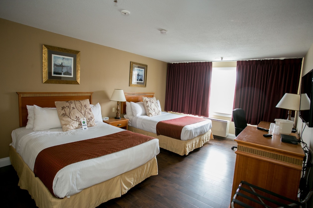 Basic Room, 2 Queen Beds, Refrigerator & Microwave (with Mini-Fridge) photo 3