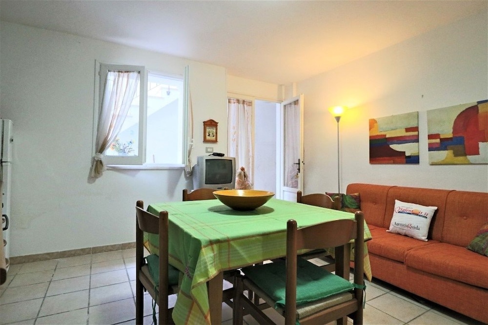 House, 2 Bedrooms photo 2