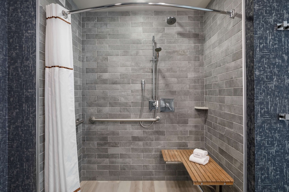 Room, 2 Queen Beds (Bathtub) thumbnail 6