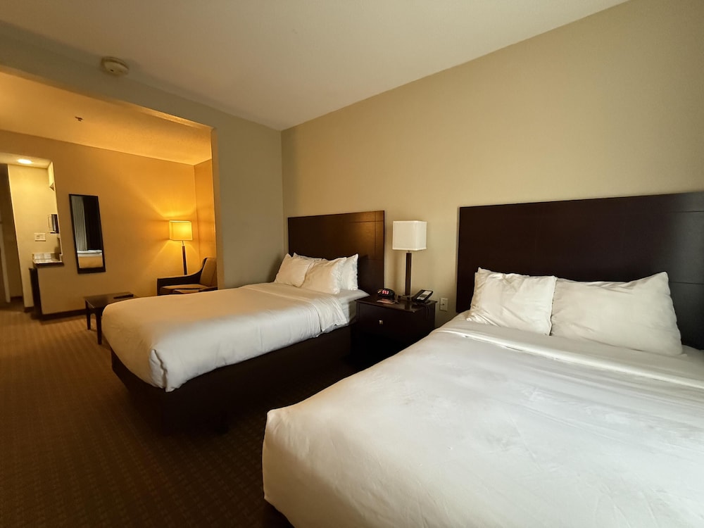 Suite, 2 Double Beds, Bathtub (with Sofabed) photo 1