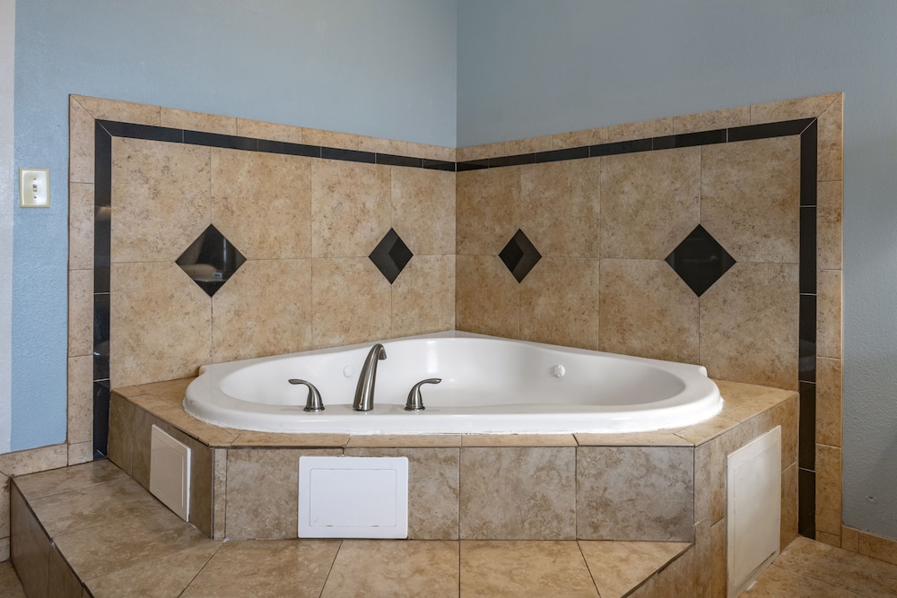 Room, 1 King Bed, Non Smoking, Jetted Tub - Photo 3