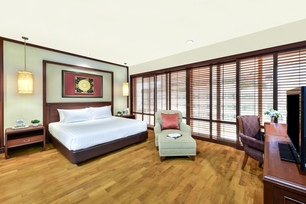 2 Bedroom Grand King and Queen Bed photo 2