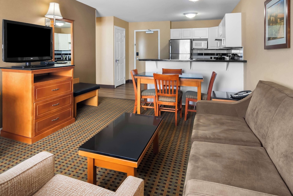 Suite, Multiple Beds, Non Smoking, Balcony (with Sofabed) - Photo 4