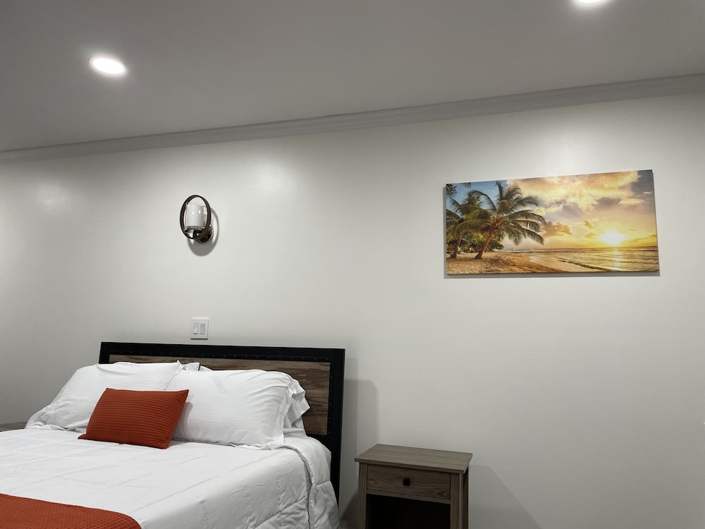 Classic Studio, 1 Queen Bed, Non Smoking photo 3