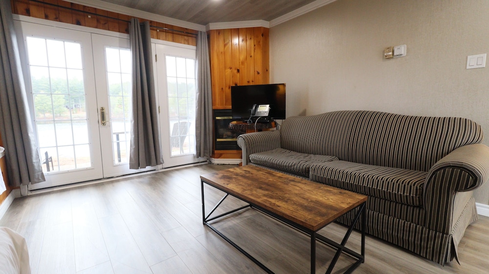 Junior Suite, 1 Queen Bed with Sofa bed, Jetted Tub, Lake View photo 3